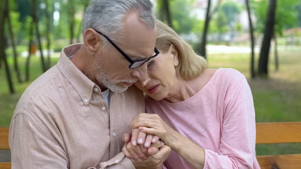 Pensionista Masculino Consolando Esposa Anciana Enferma Sentados Jardín Del Hospital —  Fotos de Stock