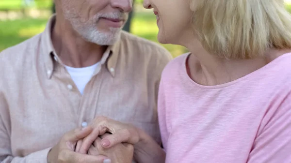 Amar Pareja Ancianos Mirándose Hombre Mujer Tomados Mano Afecto —  Fotos de Stock