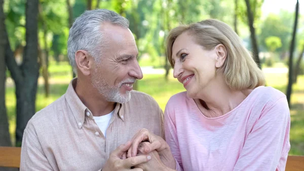 Glücklicher Alter Mann Und Frau Die Einander Mit Liebe Betrachten — Stockfoto