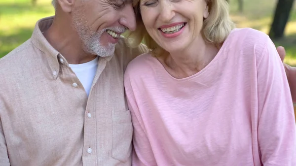 Casal Idosos Rindo Juntos Desfrutando Encontro Romântico Compreensão Mútua — Fotografia de Stock