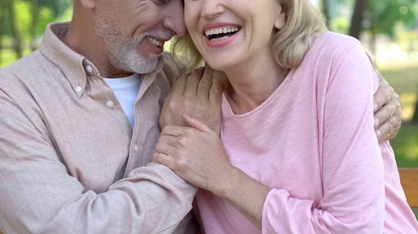Casal Sênior Amoroso Rindo Juntos Felicidade Velhice Proximidade Romântica — Fotografia de Stock