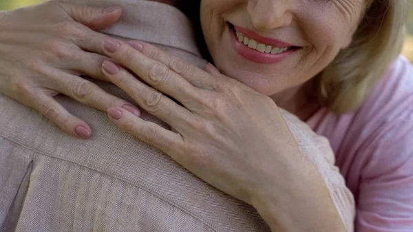 Mulher Velha Abraçando Homem Closeup Apoio Familiar Amor Relacionamento Confiança — Fotografia de Stock
