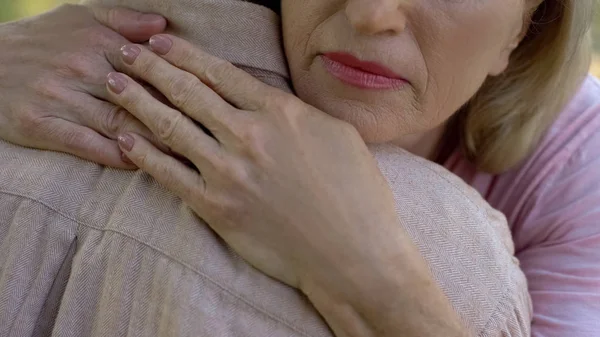 Donna Anziana Che Abbraccia Uomo Dopo Cattive Notizie Malattia Perdita — Foto Stock