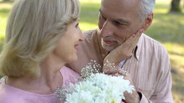 Älterer Mann Überreicht Blumen Geliebte Frau Angenehme Datumsüberraschung Jubiläum — Stockfoto