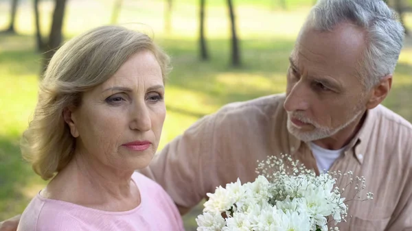 Disculpando Hombre Dando Flores Mujer Crisis Las Relaciones Riña Pareja — Foto de Stock