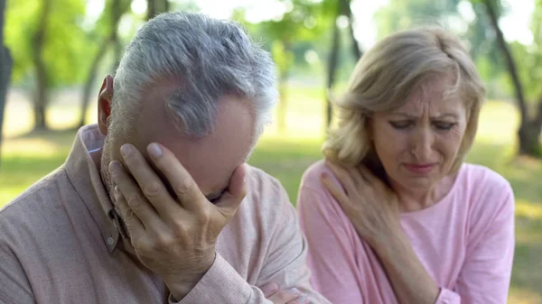 Ouder Paar Huilen Buiten Zitten Ongeneeslijke Ziekte Pensionering Probleem — Stockfoto