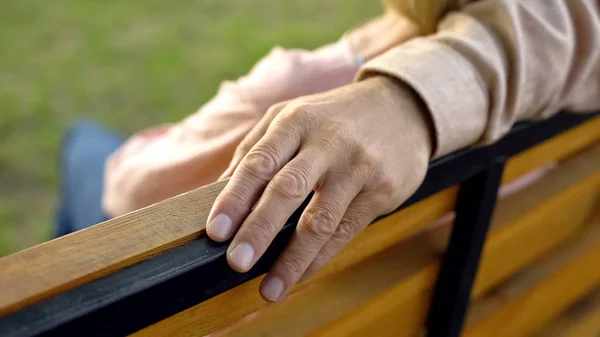 Gerimpeld Mannenhand Knuffelen Vrouw Tijdens Buiten Datum Echtgenoot Zorg Aandacht — Stockfoto