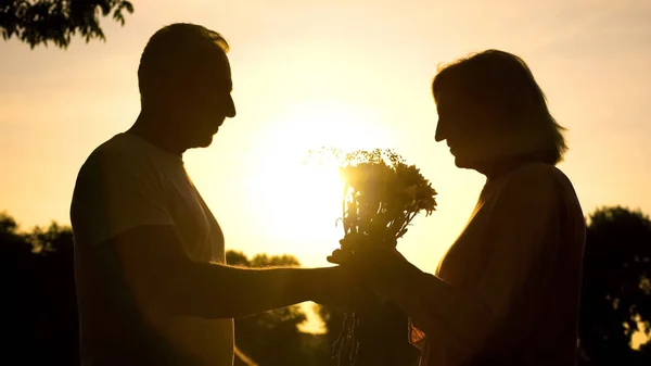 Milující Muž Představí Květiny Ženě Západ Slunce Výročí Svatby Láska — Stock fotografie