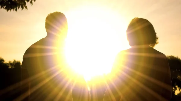 Ηλικιωμένη Σύζυγος Και Σύζυγος Σκιές Στο Ηλιοβασίλεμα Φωτισμός Χαλαρωτική Πάρκο — Φωτογραφία Αρχείου