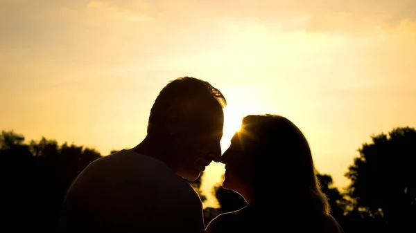 Älterer Mann Und Frau Nuschelnd Glückliche Ehe Rentnerpaar Glücklich — Stockfoto