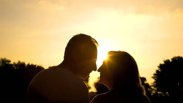 Mann Und Frau Lächeln Einander Romantisches Date Park Bei Sonnenuntergang — Stockfoto