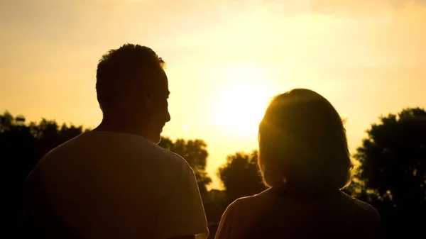 Ältere Paare Beobachten Sonnenuntergang Landschaft Natur Ruhe Pension Freizeit — Stockfoto