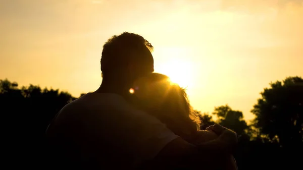 Silhouette Eines Alten Liebespaares Das Sich Umarmt Gemeinsam Den Sonnenuntergang — Stockfoto