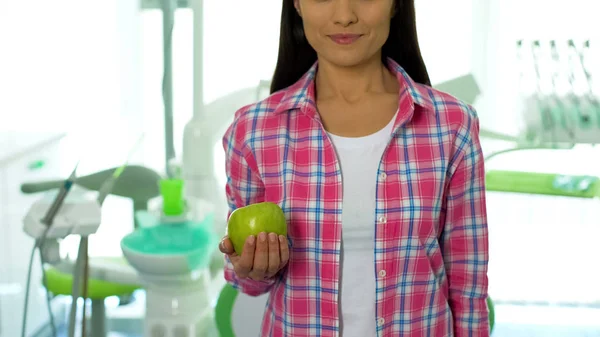 Χαμογελαστή Κυρία Κρατώντας Ζουμερός Μήλο Στο Οδοντιατρείο Βιταμίνες Για Υγιή — Φωτογραφία Αρχείου