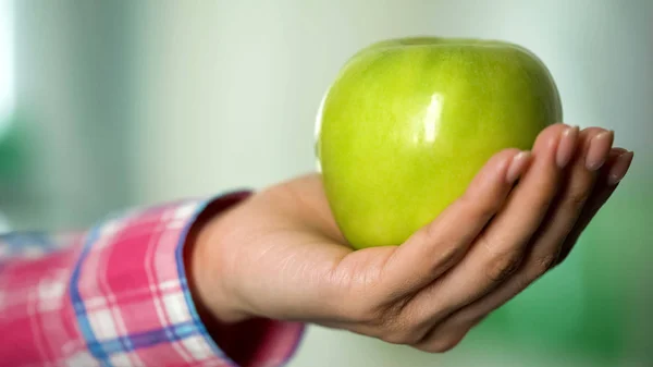 Νεαρή Γυναίκα Χέρι Δείχνει Πράσινο Μήλο Closeup Βιολογικά Τρόφιμα Για — Φωτογραφία Αρχείου