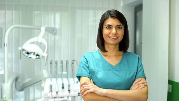 Sorridente Dentista Donna Fiducioso Posa Fotocamera Servizi Medici Assistenza Sanitaria — Foto Stock