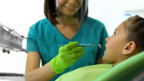 Dentista Feminina Olhando Para Dentes Menina Check Dentário Rotina Clínica — Fotografia de Stock