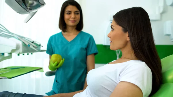 Female Dentist Offering Patient Juicy Apple Specialists Health Recommendations — Stock Photo, Image
