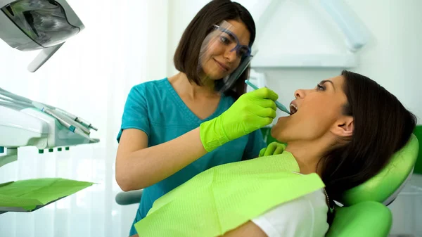 Odontólogo Profesional Examinando Dientes Paciente Femeninos Chequeo Regular Clínica —  Fotos de Stock