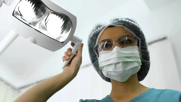 Bayan Diş Hekimi Hazırlık Cerrahi Hasta Pov Operasyon Işıklar Ayarlama — Stok fotoğraf