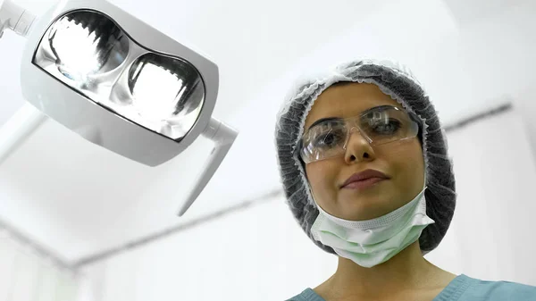 Женщина Медсестра Регулирует Свет Перед Операцией Пластическая Хирургия Косметология — стоковое фото