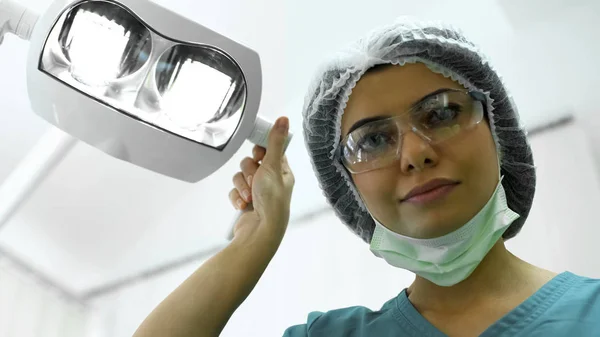 Kadın Estetik Cerrah Işıklar Köstebek Rezeksiyon Plastik Cerrahi Önce Ayarlama — Stok fotoğraf