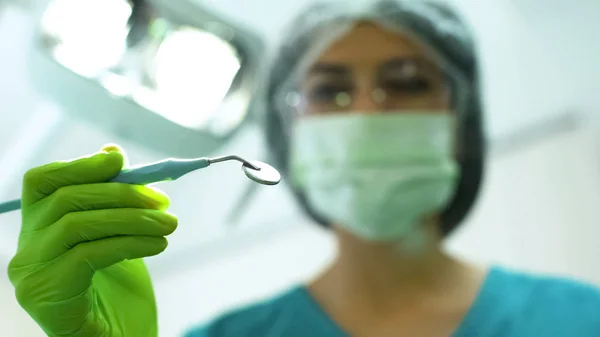 Estomatóloga Femenina Que Prepara Para Examinar Los Dientes Del Paciente —  Fotos de Stock