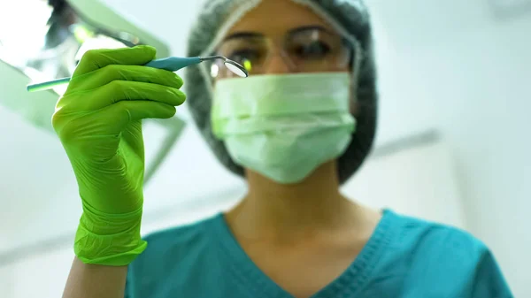 Dentista Que Prepara Para Revisar Cavidad Oral Del Paciente Clínica — Foto de Stock