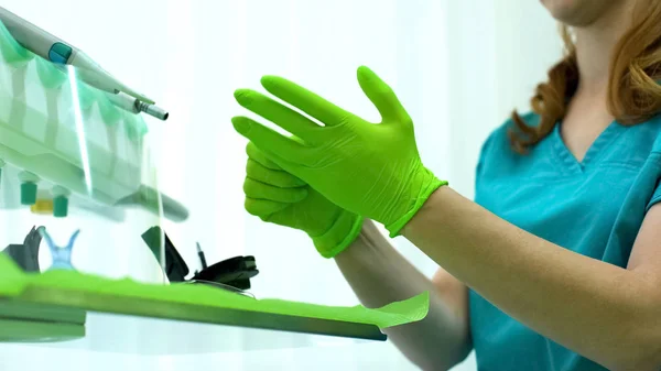 Стоматологическая Медсестра Зеленых Защитных Перчатках Качественное Обслуживание — стоковое фото