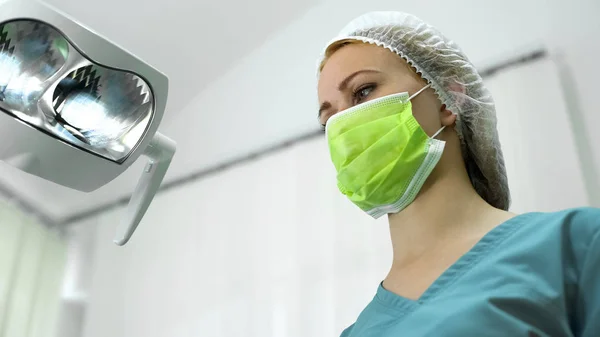 Maske Işlemi Profesyonel Hizmetler Önce Kap Giyen Kadın Diş Hekimi — Stok fotoğraf