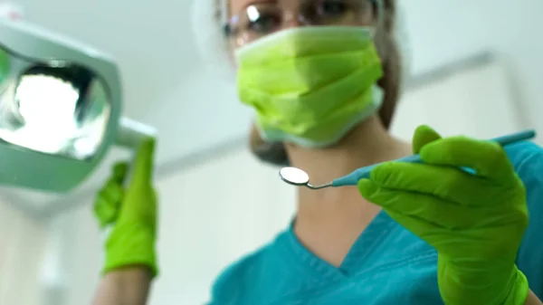 Dama Dentista Sosteniendo Vidrio Preparándose Para Examen Dientes Paciente Pov — Foto de Stock