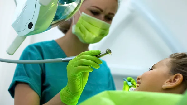 Dentist Preparing Drill Sick Tooth Brave Teenage Girl Waiting Procedure — Stock Photo, Image