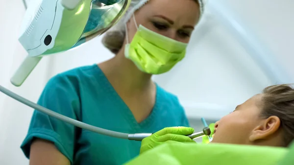 Добрый Дантист Сверлит Зуб Девочки Подростка Профессиональная Детская Стоматология — стоковое фото