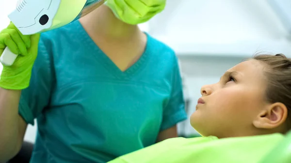 Adolescente Mirando Dentista Pediátrico Asustada Perforar Eliminación Caries —  Fotos de Stock