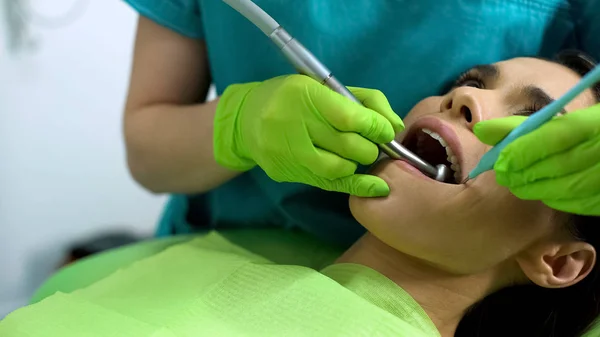 Vrouwelijke Patiënt Zittend Stomatologie Stoel Tandarts Boren Tand Moderne Kliniek — Stockfoto