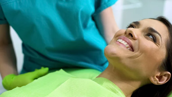 Paciente Feliz Senhora Sorrindo Para Dentista Após Procedimento Bem Sucedido — Fotografia de Stock