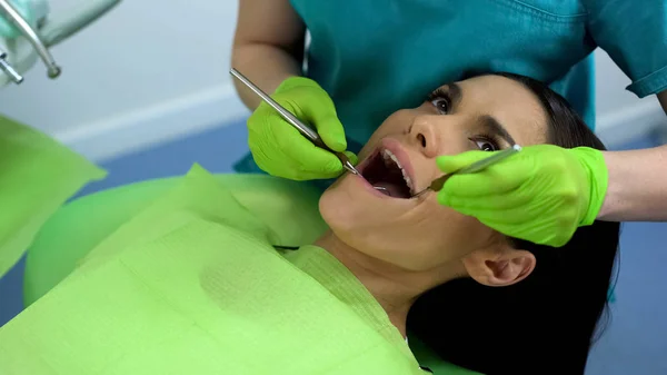 Paciente Femenina Chequeo Rutina Clínica Dental Moderna Dientes Sanos —  Fotos de Stock