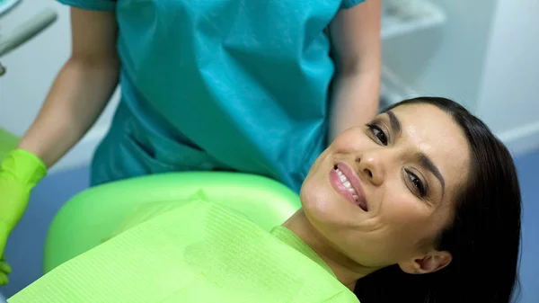 Dame Besucht Moderne Dermatologische Klinik Hyaluronsäure Gesicht Und Botox Injektionen — Stockfoto