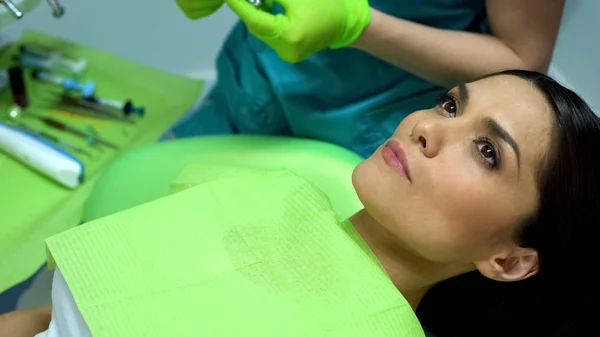 穏やかな女性患者待っているプロシージャ 歯科医の定期検診 ツールの準備 — ストック写真