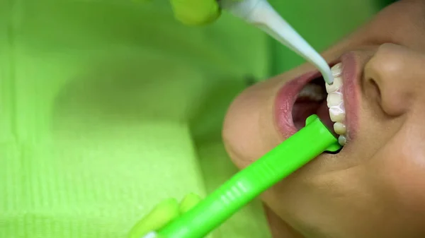 Estomatologista Lavar Dentes Paciente Com Irrigador Após Procedimento Branqueamento — Fotografia de Stock