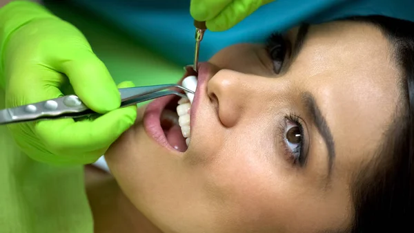 Стоматолог Кладет Ватный Шарик Рот Пациентке Изолирует Слюны — стоковое фото