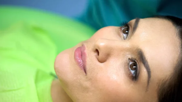 Paciente Femenina Tranquila Esperando Procedimiento Silla Del Dentista Modelado Dental —  Fotos de Stock