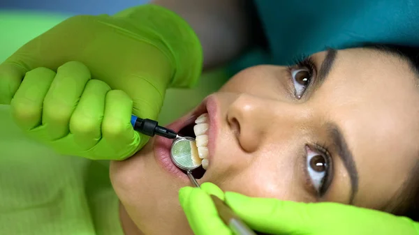 中切歯 化粧品歯科医療の手続き 健康にシールを配置する歯科医 — ストック写真