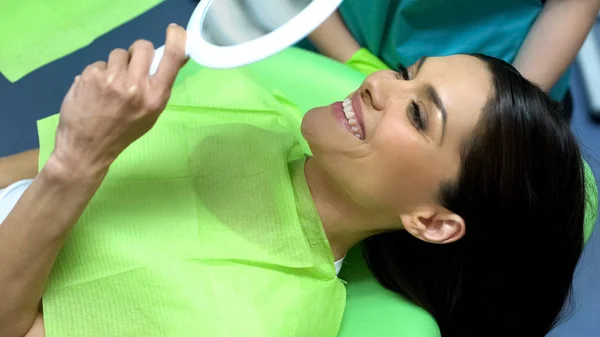 Senhora Feliz Com Resultado Tratamento Dentário Ajuda Profissional Odontologia Estética — Fotografia de Stock