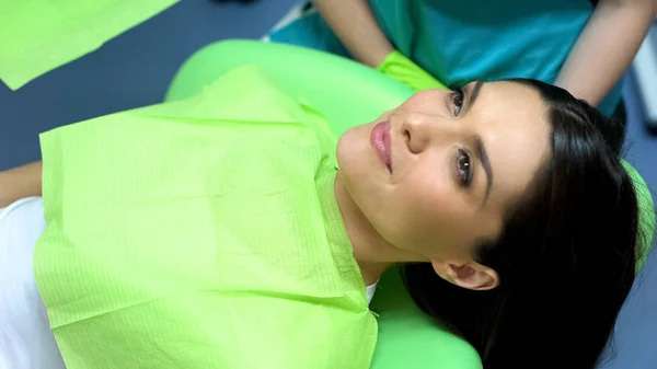 Brunette Vrouwelijke Patiënt Injecties Lippen Cosmetologie Procedures Wachten — Stockfoto