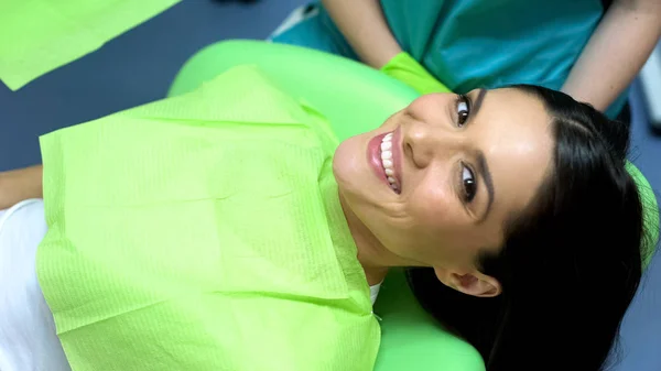 Senhora Sorrindo Para Câmera Após Operação Odontológica Bem Sucedida Cuidados — Fotografia de Stock