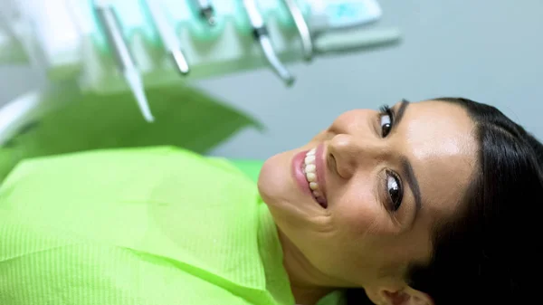 Kar Beyaz Gülümseme Diş Tedavisinde Memnuniyeti Ile Kamera Için Bayan — Stok fotoğraf