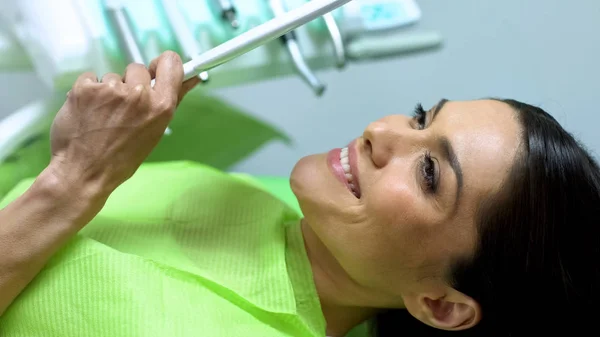 Ελκυστική Γυναίκα Κοιτάζοντας Καθρέφτη Αποτέλεσμα Της Στεγανωτικής Ουσίας Τοποθέτηση Οδοντιατρική — Φωτογραφία Αρχείου