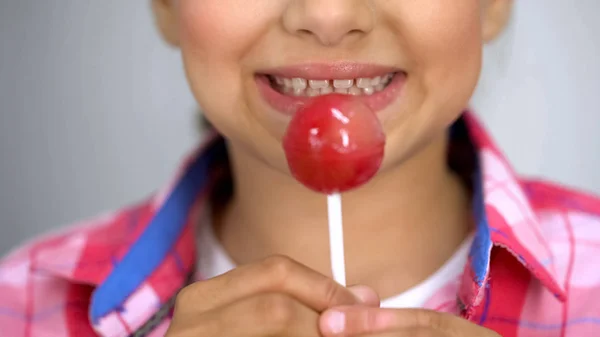 Chica Sosteniendo Piruleta Dulce Mal Efecto Del Azúcar Los Dientes —  Fotos de Stock