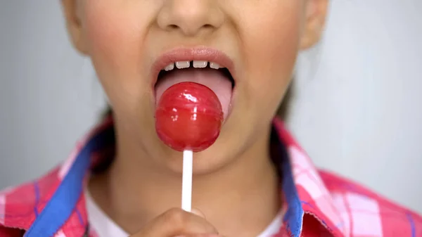 Dziewczyna Jedzenia Lollypop Koncepcja Szczęśliwe Dzieciństwo Zdrowia Zębów Ryzyko Cukrzycy — Zdjęcie stockowe